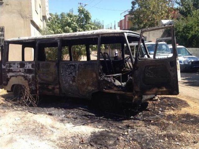 Arazideki Hurda Minib&uuml;s Alev Alev Yandı 1