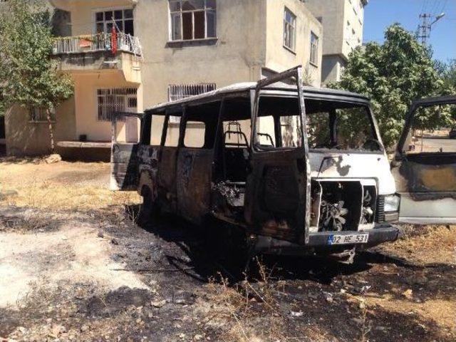 Arazideki Hurda Minib&uuml;s Alev Alev Yandı 2