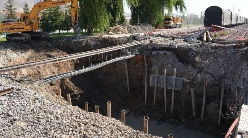 &Uuml;st Ge&ccedil;it Yıkıldı, Alt Ge&ccedil;it Yapılıyor