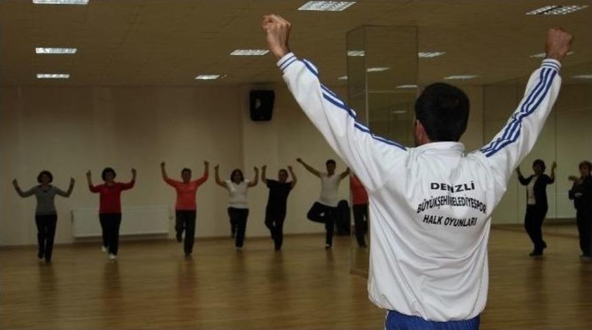 Vatandaşlar Halk Oyunlarını &Ouml;ğreniyor