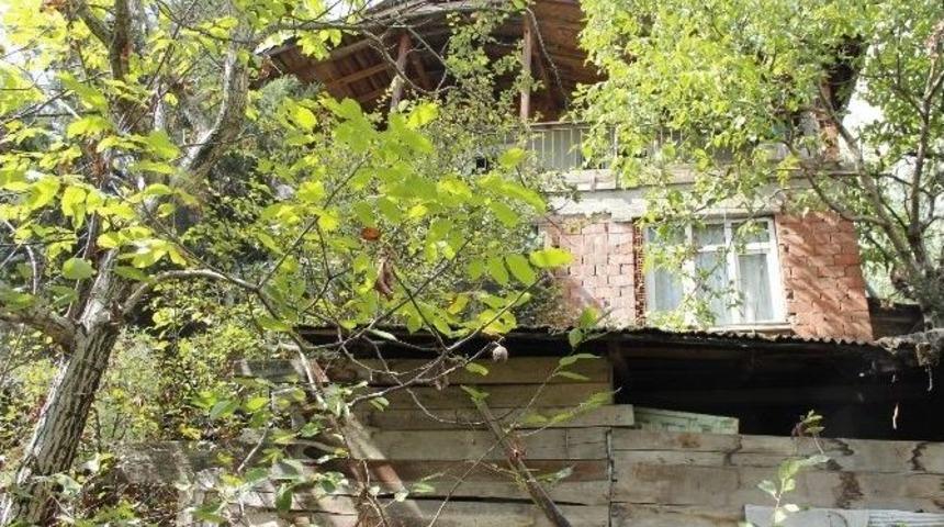 30 Yıllık Ruhsatsız Evine Tahliye Kararı Gelen Vatandaş Yardım Bekliyor