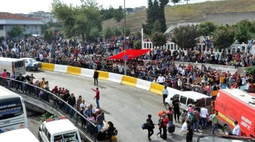 Otogardaki Sığınmacıların Bekleyişi S&uuml;r&uuml;yor