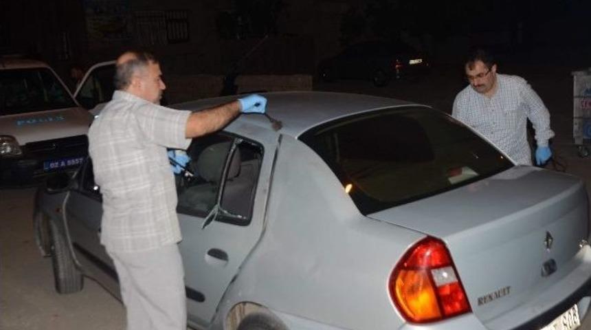 Otomobilin Camını Kırarak İ&ccedil;erideki &Ccedil;antayı Aldılar