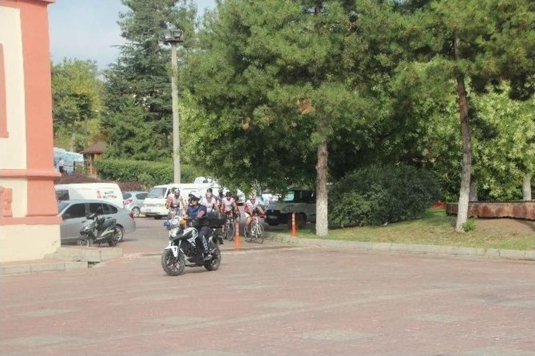 Bursa&rsquo;dan Yola &Ccedil;ıkan Bisikletliler Bilecik&rsquo;te Mola Verdi