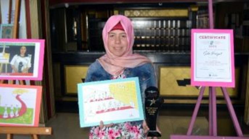 D&uuml;nya Karikat&uuml;r Şampiyonu 11 Yaşındaki Kız Ayvalık&rsquo;ta Sergi A&ccedil;tı