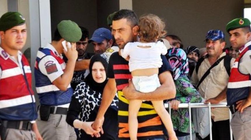 Suriyeli Sığınmacılar Mersin'deki Kamplara G&ouml;nderildi