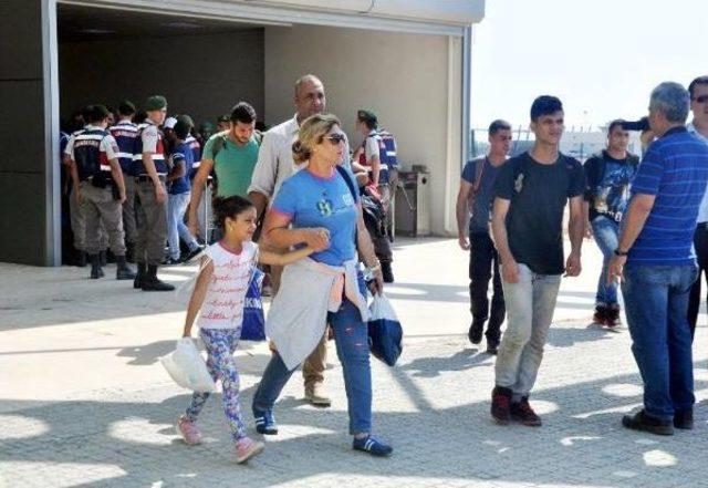 Suriyeli Sığınmacılar Mersin'deki Kamplara Gönderildi