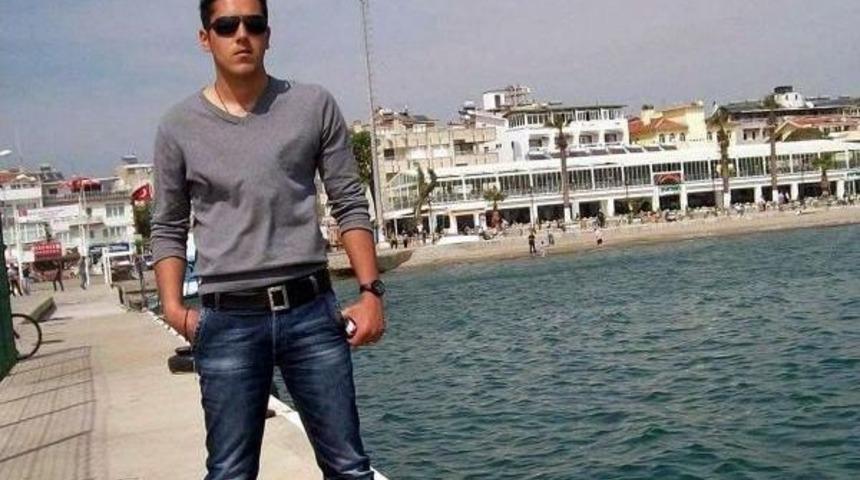 Kazada Şehit Olan Polisin Evine T&uuml;rk Bayrakları Asıldı