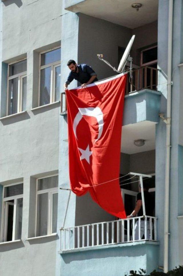 Kazada Şehit Olan Polisin Evine Türk Bayrakları Asıldı