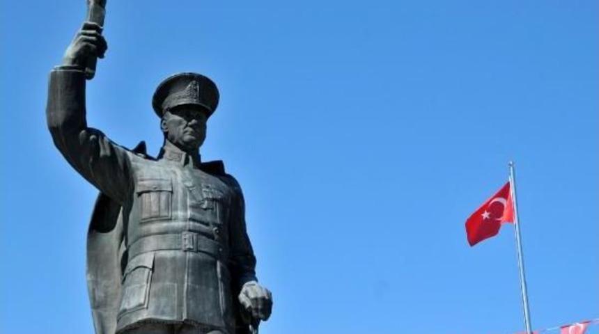 Rize&rsquo;De 'atat&uuml;rk Anıtı Kaldırılıyor' Tartışması