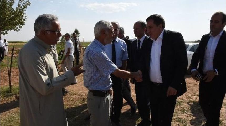 Vali K&uuml;&ccedil;&uuml;k Ak&ccedil;akaleli Şehidin Ailesini Ziyaret Etti