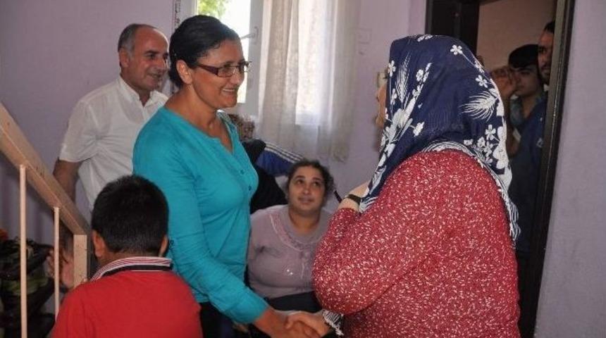 2 Engelliye Ak&uuml;l&uuml; Sandalye Yardımı