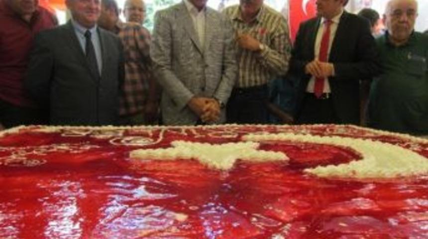 2 Metrelik Ay-yıldızlı Yaş Pasta B&uuml;y&uuml;k İlgi G&ouml;rd&uuml;