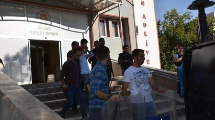 Silvan'da Bir Kişi, &Ouml;rg&uuml;t &Uuml;yesi Olduğu Iddiasıyla Tutuklandı