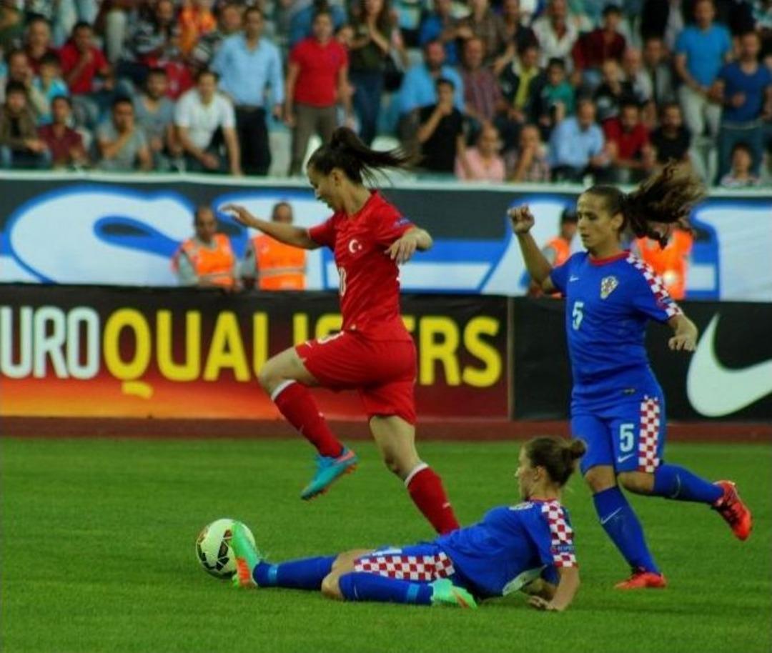A Milli Kadın Futbol Takımından K&ouml;t&uuml; Başlangı&ccedil;