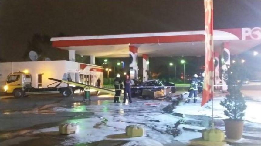 Kaza Yapan Otomobil Akaryakıt İstasyonuna Daldı