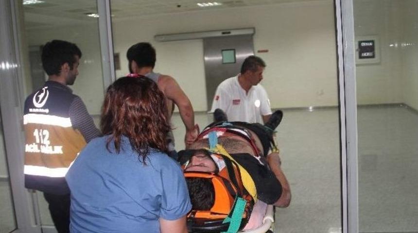 Servis&ccedil;ilerin Kavgasında Kan Aktı: 3 Yaralı