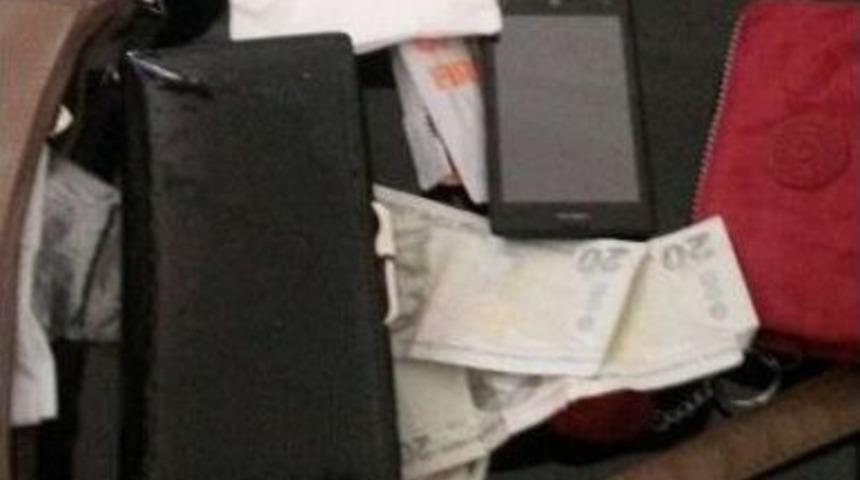 C&uuml;zdan &Ccedil;alan Hırsızlar Polis Tarafından Yakalandı