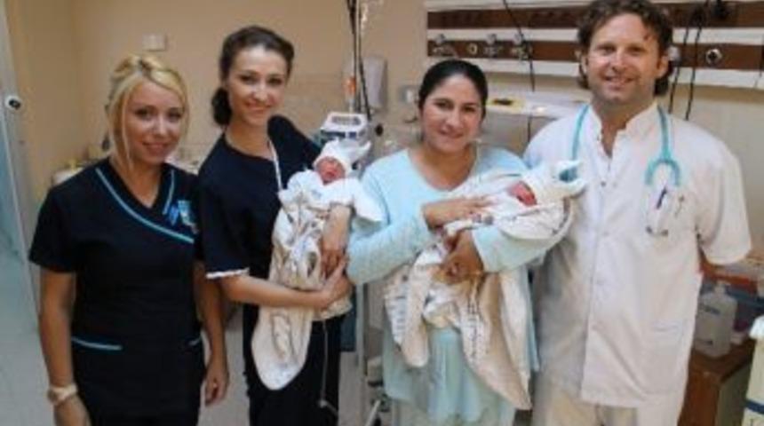 L&uuml;bnanlı &Ccedil;iftin İkiz Bebek Sevinci