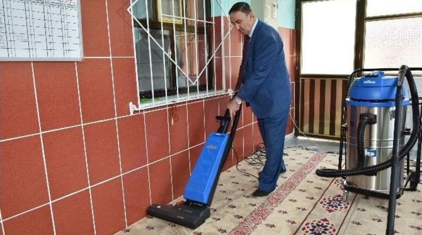 Camilere Bayram Temizliği