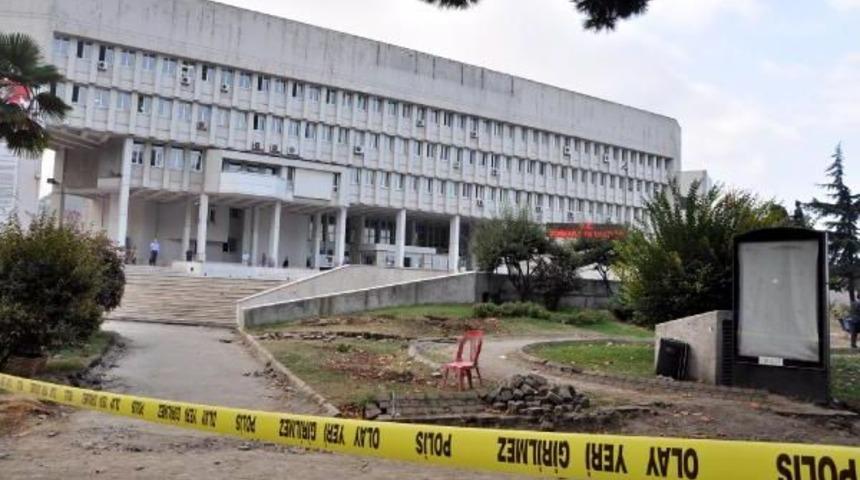 Valilik &Ouml;n&uuml;nde Ş&uuml;pheli Valiz Alarmı