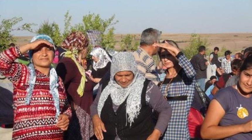 Suriyelilerin Umutsuz Bekleyişi S&uuml;r&uuml;yor