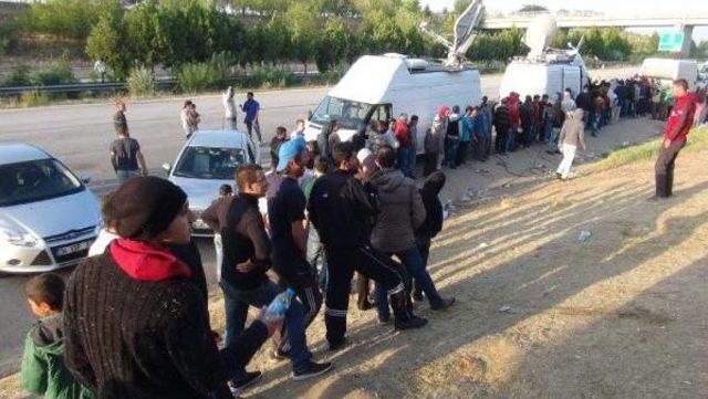 Suriyelilerin Umutsuz Bekleyişi S&uuml;r&uuml;yor 1