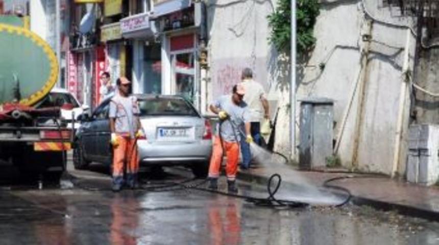İzmit&rsquo;te Sokaklar &Ccedil;amaşır Suyu İle Yıkanıyor
