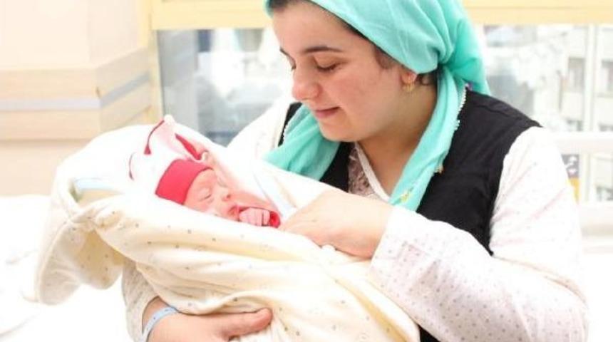 14 Yıllık &Ccedil;ocuk Hasretleri Sona Erdi, Sevin&ccedil; G&ouml;zyaşı D&ouml;kt&uuml;ler