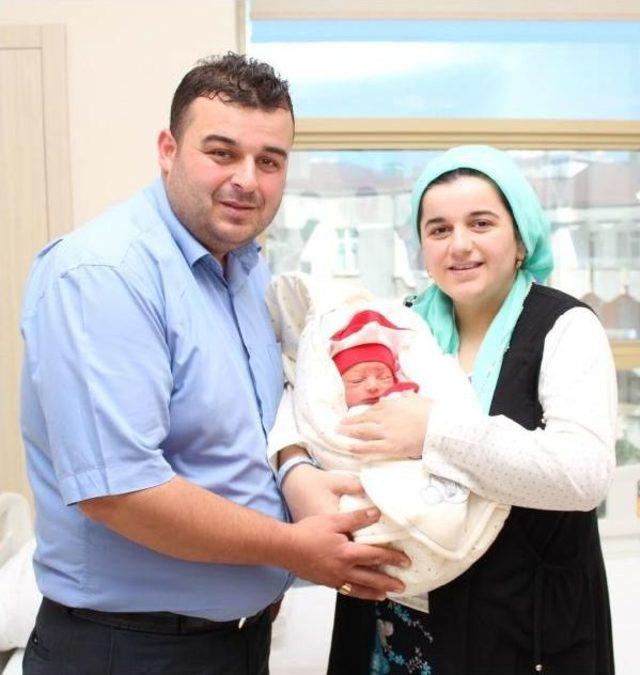 14 Yıllık &Ccedil;ocuk Hasretleri Sona Erdi, Sevin&ccedil; G&ouml;zyaşı D&ouml;kt&uuml;ler 1