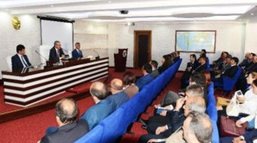 Vali Deniz, Okul M&uuml;d&uuml;rleriyle Toplantı Yaptı