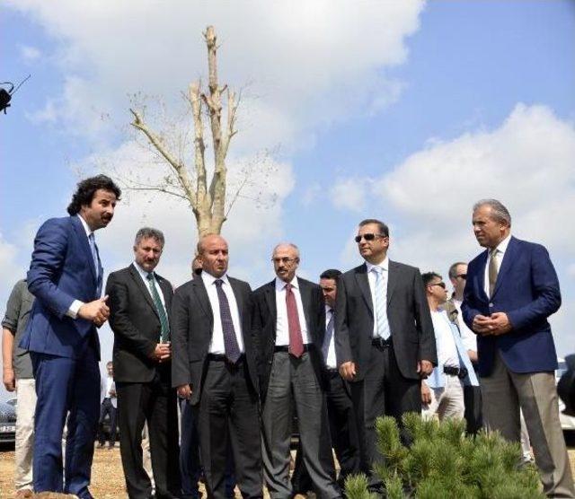 Bakan Arzu'dan Şehit Polisin Ailesine Ziyaret