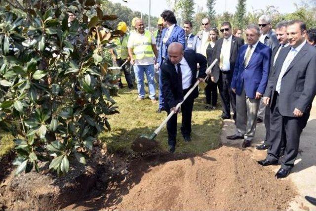 Bakan Arzu'dan Şehit Polisin Ailesine Ziyaret