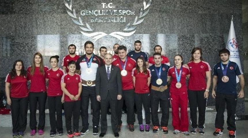 Bakan &Ccedil;ağatay Kılı&ccedil;, A Milli G&uuml;reş&ccedil;ileri Kabul Etti