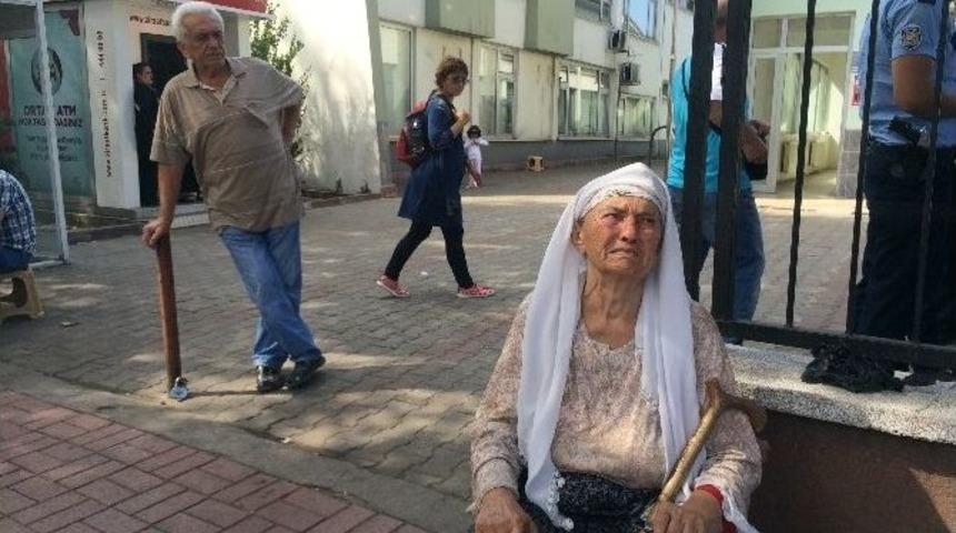 Maaş Kartını &Ccedil;aldırdığını Sanan Yaşlı Kadın G&ouml;zyaşlarına Boğuldu