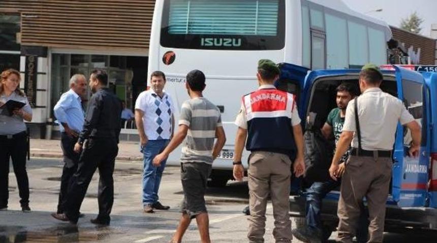 Kamplara G&ouml;t&uuml;r&uuml;len Suriyeli Sığınmacılar Otob&uuml;sten Inip Ka&ccedil;tı