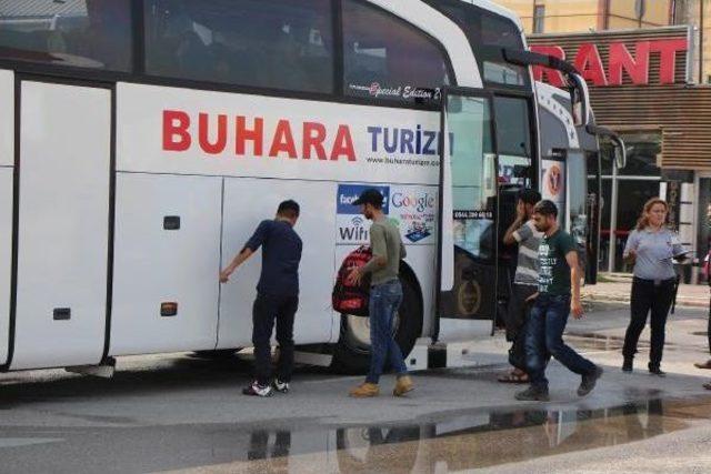 Kamplara Götürülen Suriyeli Sığınmacılar Otobüsten Inip Kaçtı