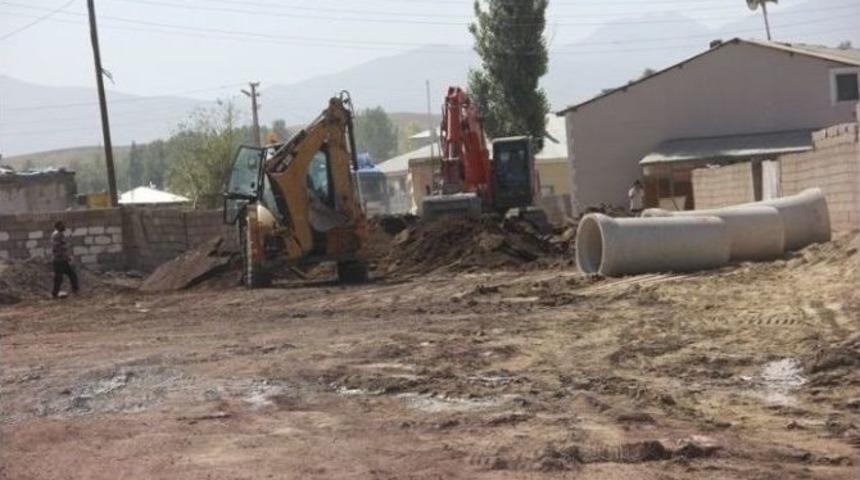 &Ouml;zalp Belediyesi&rsquo;nin Yol Yapım &Ccedil;alışmaları