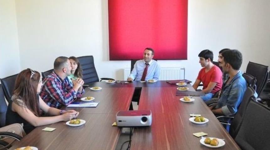 &Ouml;ğretmenler Tatlıyla Karşılanıp, &Ccedil;i&ccedil;ekle Uğurlandılar