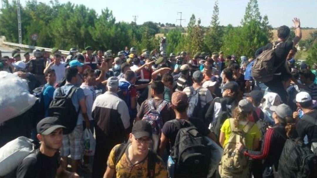 Suriyeli M&uuml;lteciler Sınır Kapısına Y&uuml;r&uuml;yor