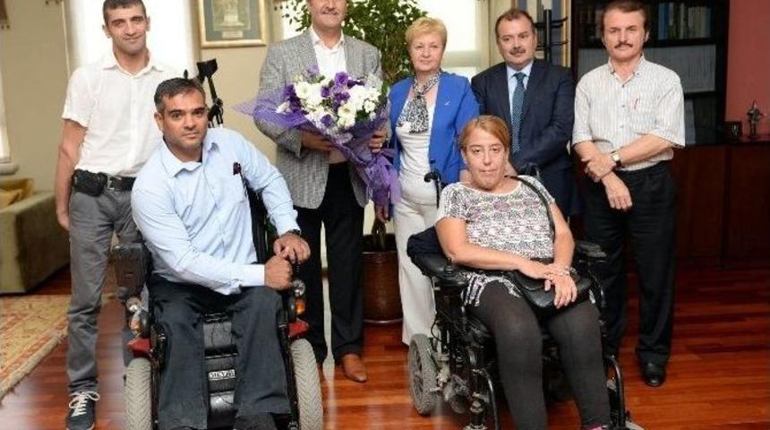 Sakatlar Derneği&rsquo;nden D&uuml;ndar&rsquo;a Teşekk&uuml;r Ziyareti