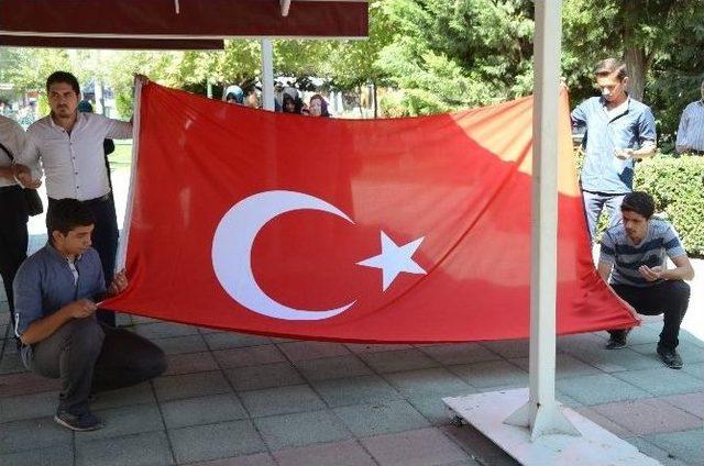 Hem Terörü Hem İsrail’i Protesto Ettiler