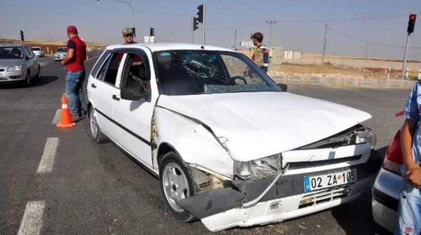 İki Otomobilin &Ccedil;arpıştığı Kazada Hamile Kadın Ağır Yaralandı