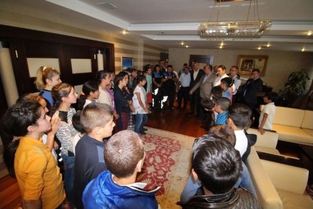 Vali Işın &Ouml;ğrencileri Kabul Etti