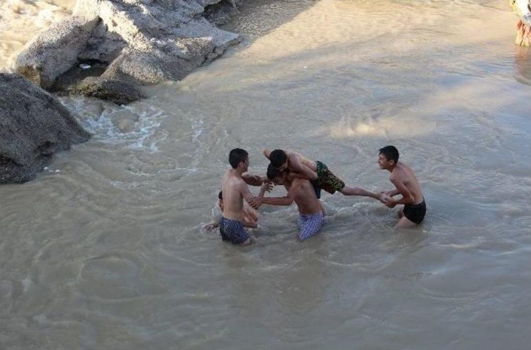 Oltulu &Ccedil;ocuklar Mikrop Sa&ccedil;an Derede Serinlemeye &Ccedil;alışıyorlar