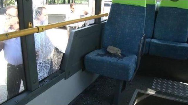 E-5  te Minib&uuml;s&ccedil;&uuml;lere Taşlı Saldırı 1