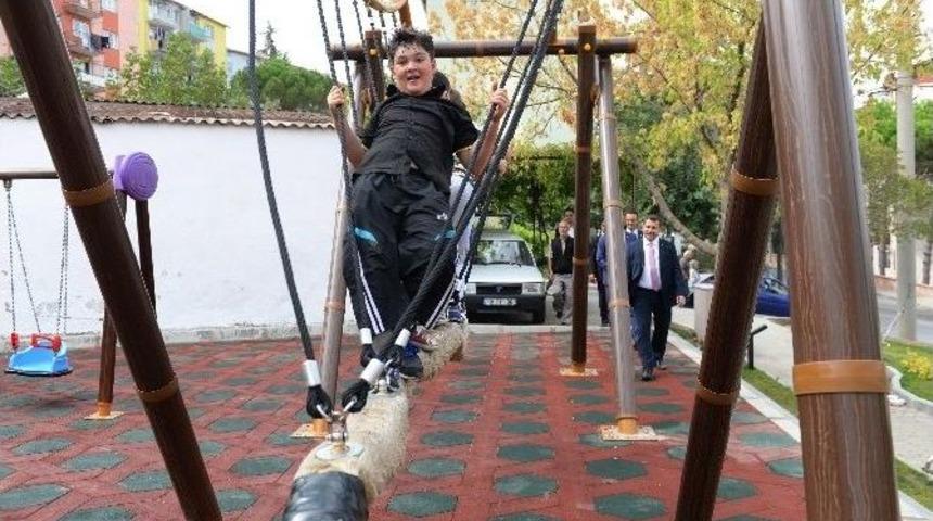 Karesi&rsquo;de Oyun Parkları Yenilendi