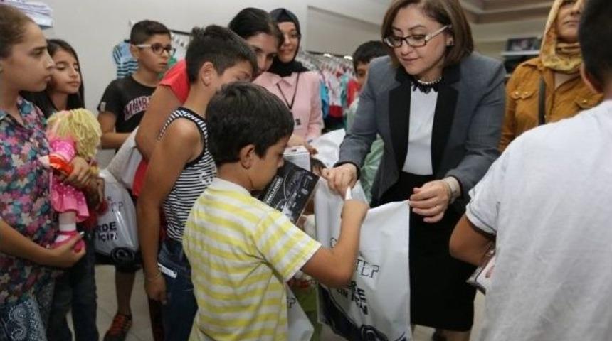 Başkan Şahin Yetim &Ccedil;ocukları Sevindirdi