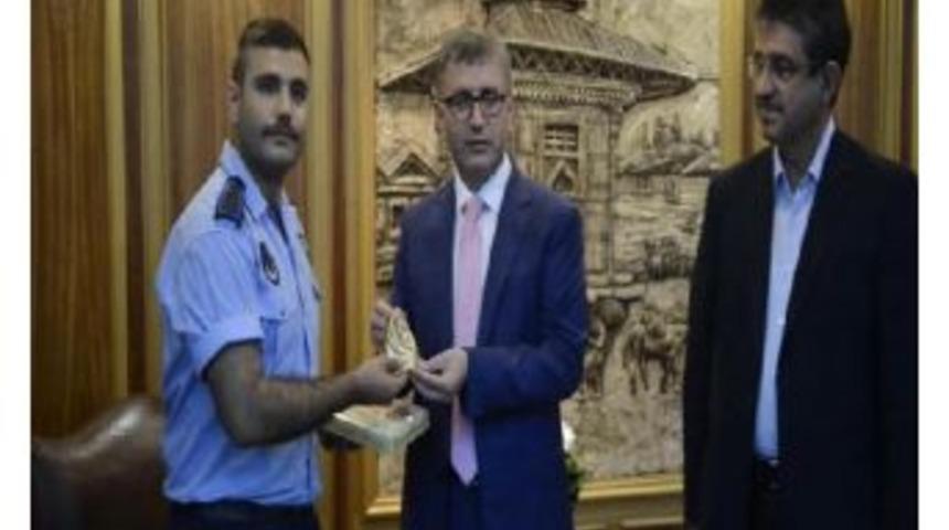 Soyguncuyu Yakalayan Zabıta Memuru 1 Kese Altın Ile &Ouml;d&uuml;llendirildi