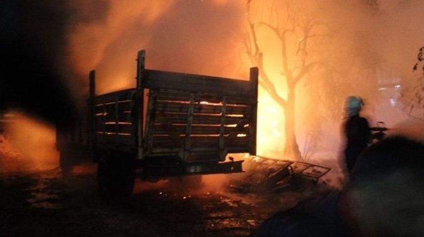 Yediemin Deposunda &Ccedil;ıkan Yangında Ara&ccedil;lar Alev Alev Yandı